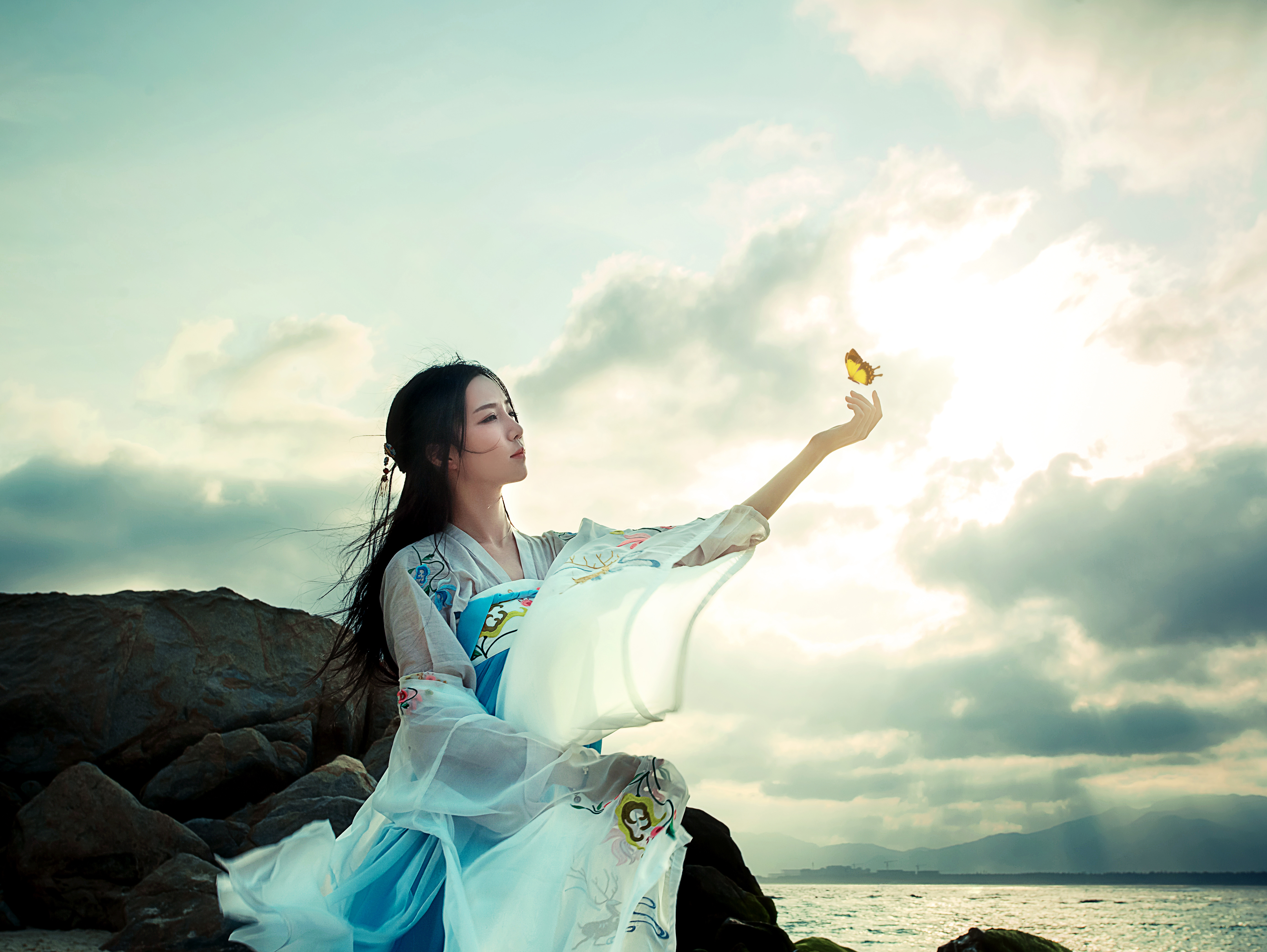 画眉流盼说不尽娇美之态，舞袖迎风飘飞带着万种风情。