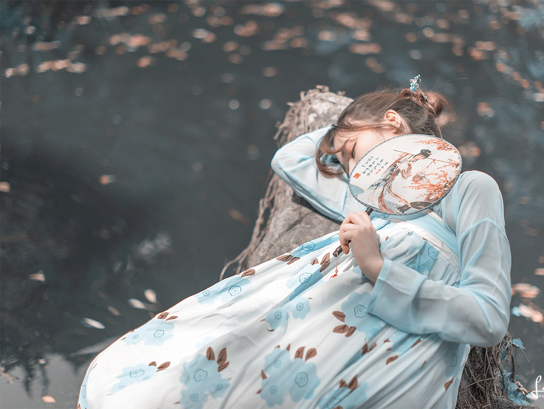 潭边书院小桥蓝影