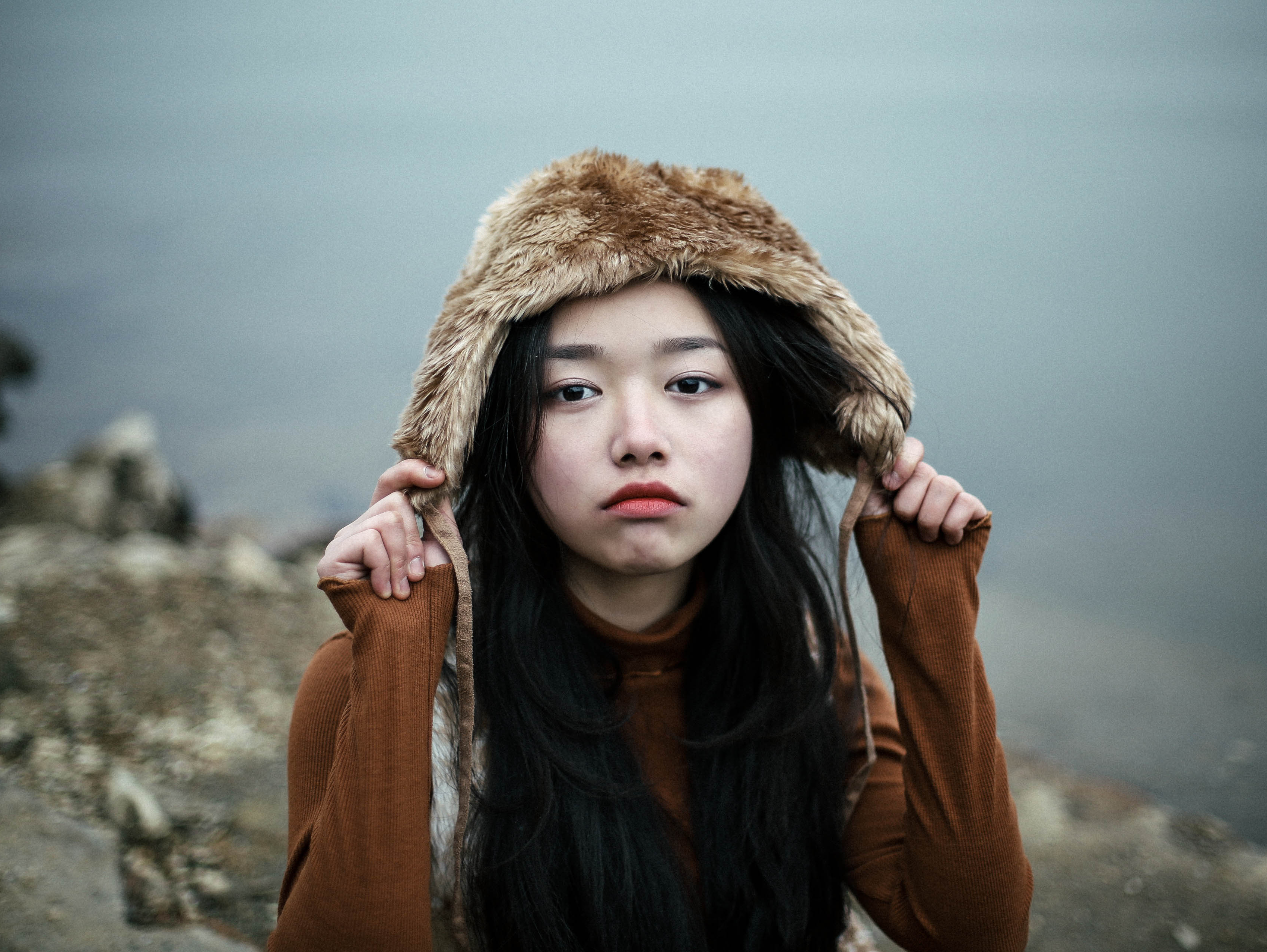 《暮霭少女》天空浓稠的发灰，潮湿的思念渡岸而来，暮霭之时和湖水道别，顺带抖落掉一身的尘土和夜露。