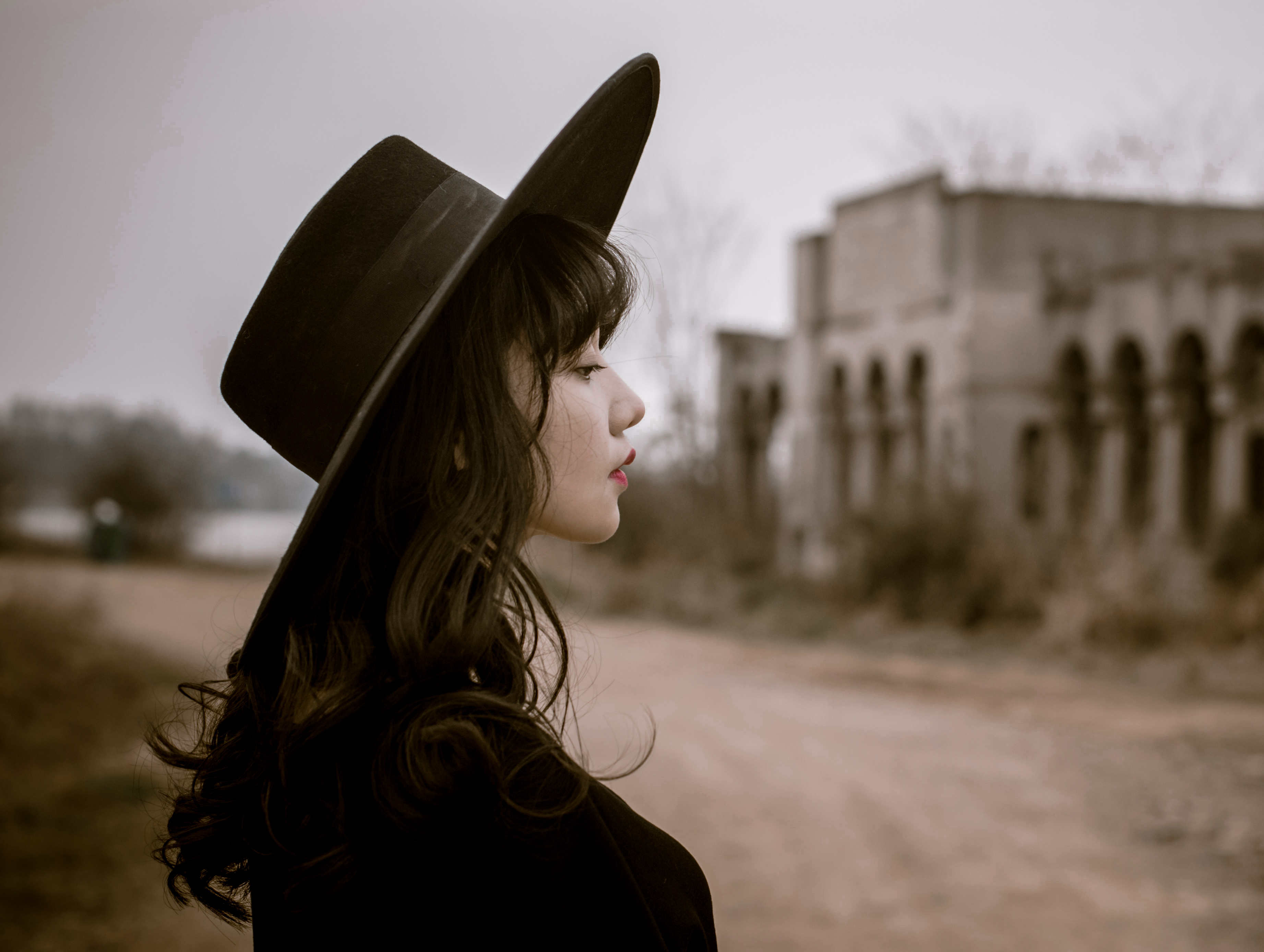 【暗堡】破粹潮湿的城堡似一座坟墓，你仍带着一半的灵魂在对我炫耀，银烛燃烧完美的躯体只为驱赶黑暗的阴霾