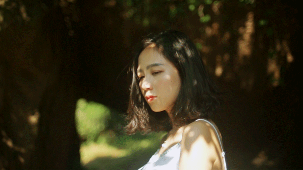 喜欢初夏透着光的树林（图ZNDk1NjgwNDA=） - 人像摄影 - 站酷设计师洗衣机它转疯了原创素材 - 站酷ZCOOL